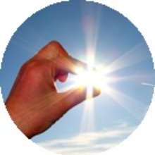 Sonnenstrahlen scheinen durch Daumen und Zeigefinger