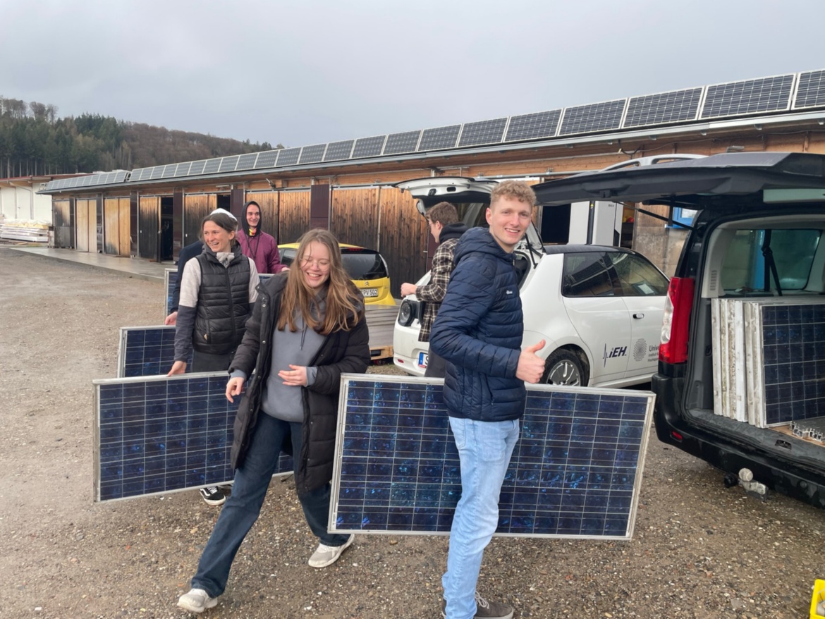 Die Studierenden beim Abholen der Solarmodule im Solarenergiezentrum Hochrhein