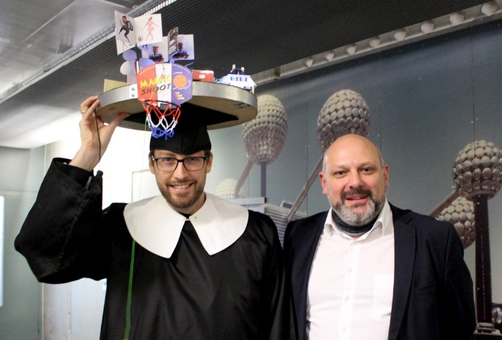 Heiner Früh und sein Doktorvater Professor Krzysztof Rudion nach bestandener Prüfung